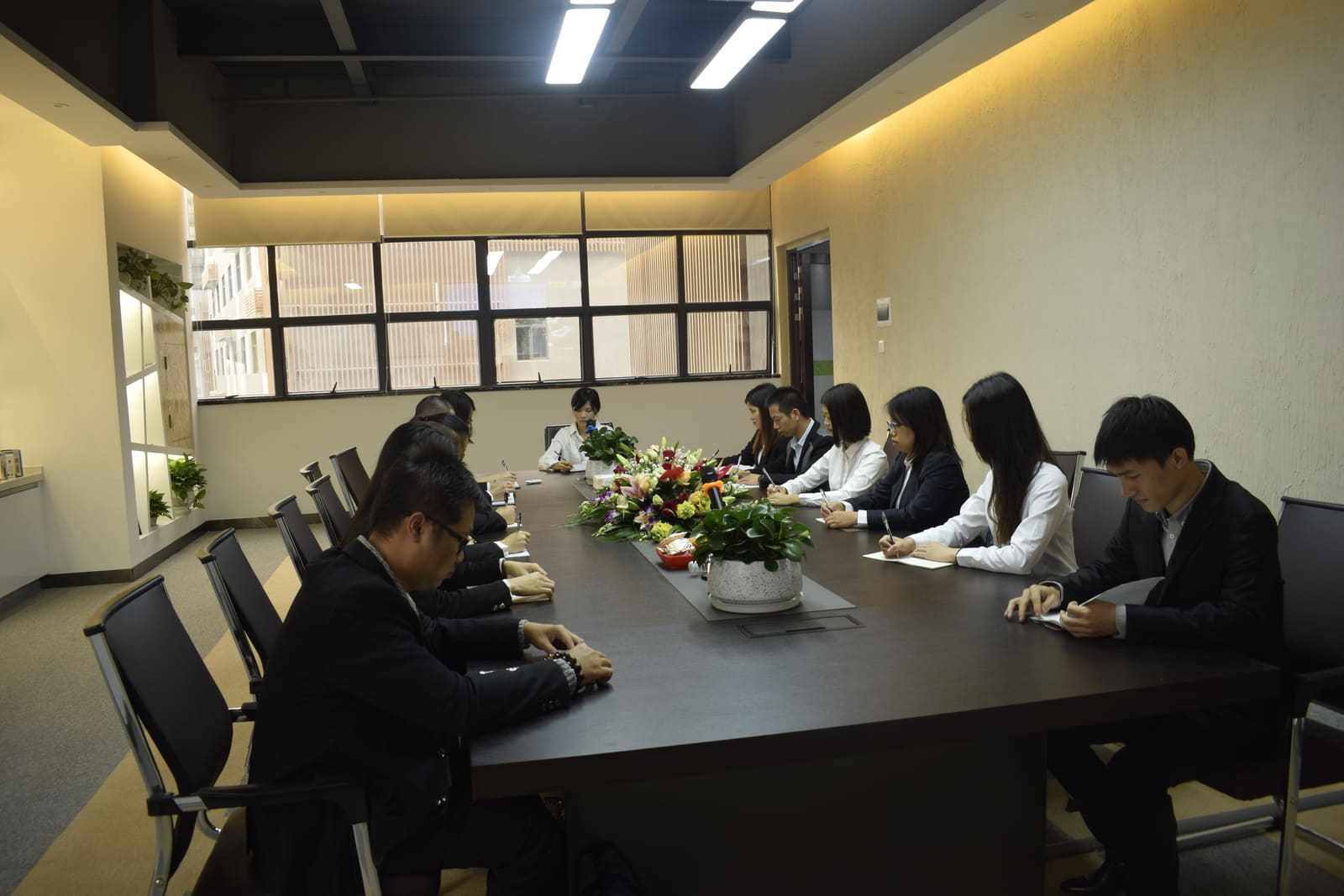 Everlead Outdoor foreign trade team discussing factory-direct pricing and OEM customization details for global clients.